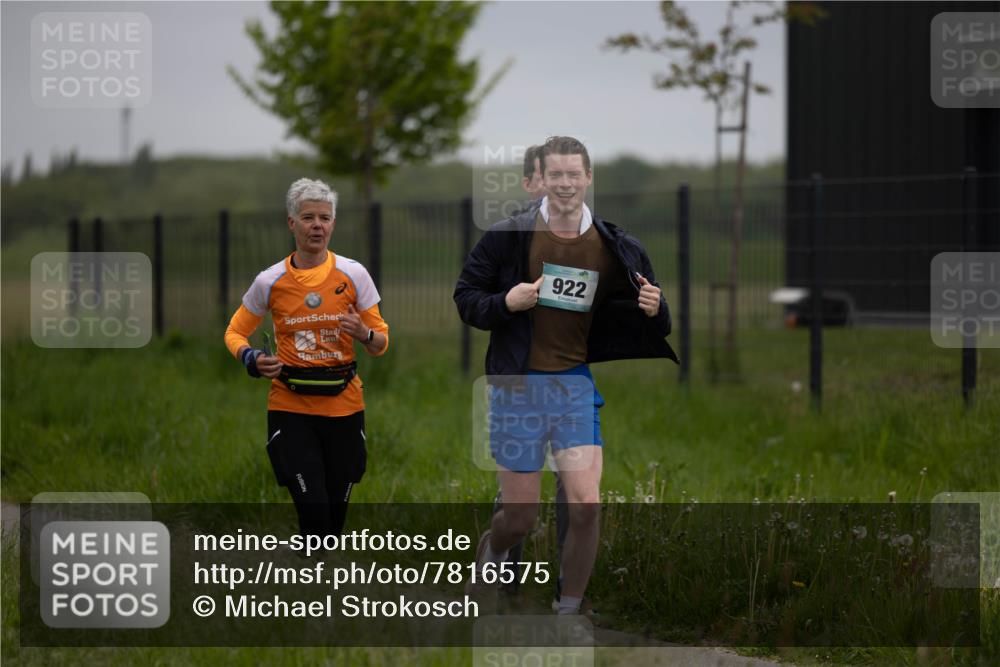 04.05.2025 - 8. Wedeler Halbmarathon Michael Strokosch http://msf.ph/oto/7816575 04.05.2025 11:14:15 Laufen 922 meine-sportfotos.de