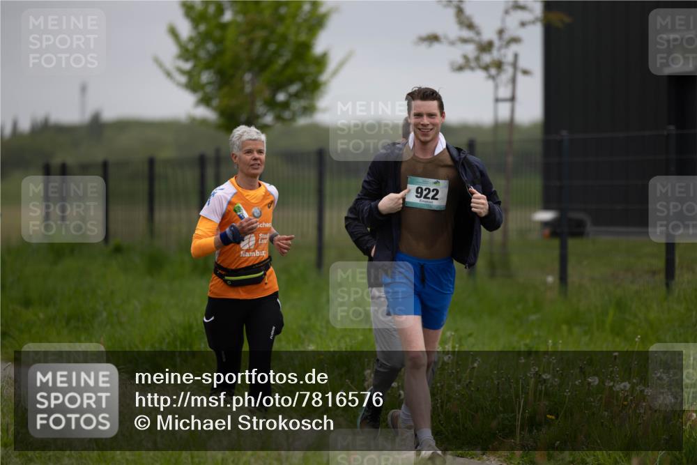 04.05.2025 - 8. Wedeler Halbmarathon Michael Strokosch http://msf.ph/oto/7816576 04.05.2025 11:14:15 Laufen 922 meine-sportfotos.de