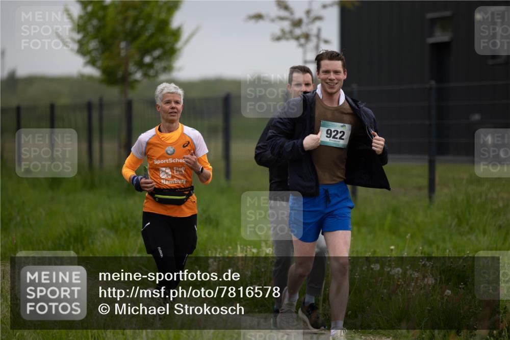 04.05.2025 - 8. Wedeler Halbmarathon Michael Strokosch http://msf.ph/oto/7816578 04.05.2025 11:14:15 Laufen 922 meine-sportfotos.de