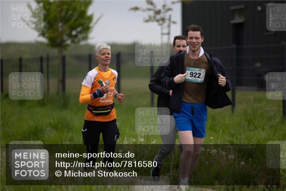04.05.2025 - 8. Wedeler Halbmarathon Michael Strokosch http://msf.ph/oto/7816580 04.05.2025 11:14:16 Laufen 922 meine-sportfotos.de