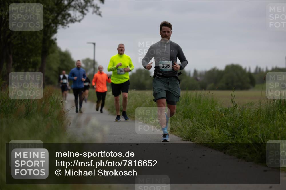 04.05.2025 - 8. Wedeler Halbmarathon Michael Strokosch http://msf.ph/oto/7816652 04.05.2025 11:16:16 Laufen 335 meine-sportfotos.de