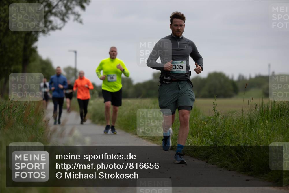 04.05.2025 - 8. Wedeler Halbmarathon Michael Strokosch http://msf.ph/oto/7816656 04.05.2025 11:16:18 Laufen 335 meine-sportfotos.de