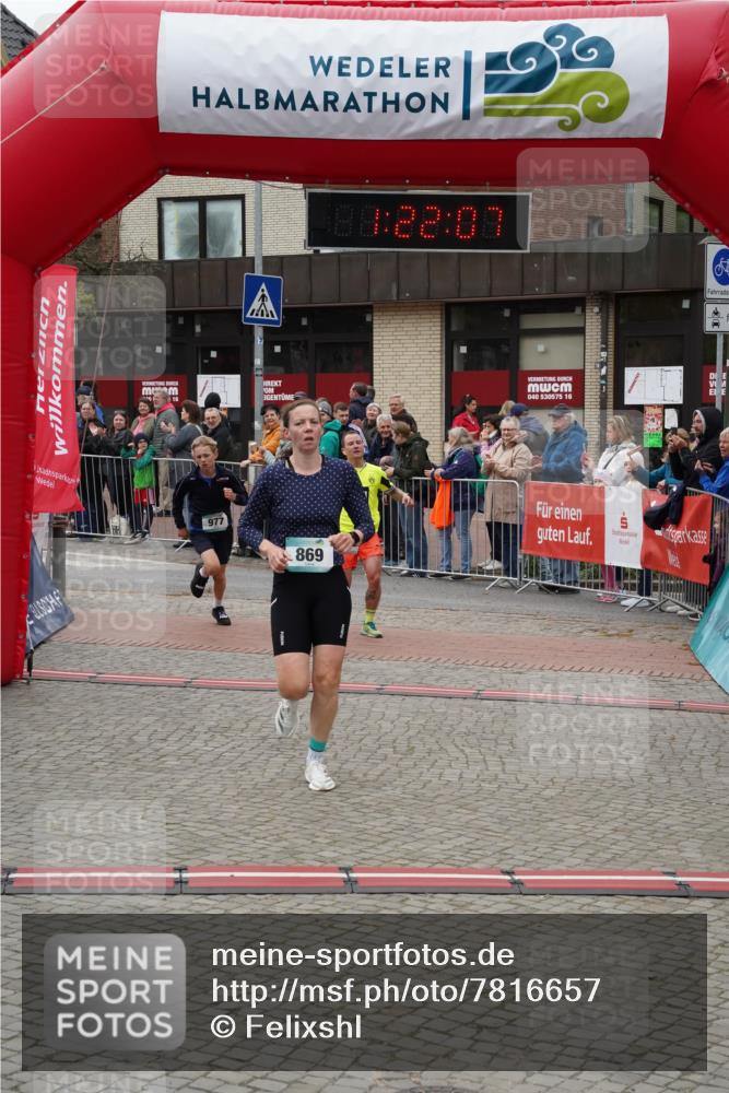 04.05.2025 - 8. Wedeler Halbmarathon Felixshl http://msf.ph/oto/7816657 04.05.2025 11:22:05 Ziel 35, 869, 977 meine-sportfotos.de