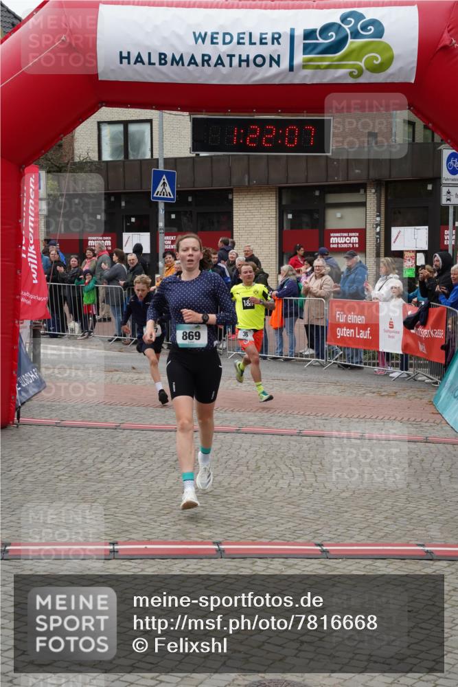 04.05.2025 - 8. Wedeler Halbmarathon Felixshl http://msf.ph/oto/7816668 04.05.2025 11:22:05 Ziel 35, 869, 977 meine-sportfotos.de