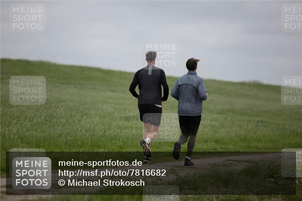 04.05.2025 - 8. Wedeler Halbmarathon Michael Strokosch http://msf.ph/oto/7816682 04.05.2025 11:31:35 Laufen  meine-sportfotos.de