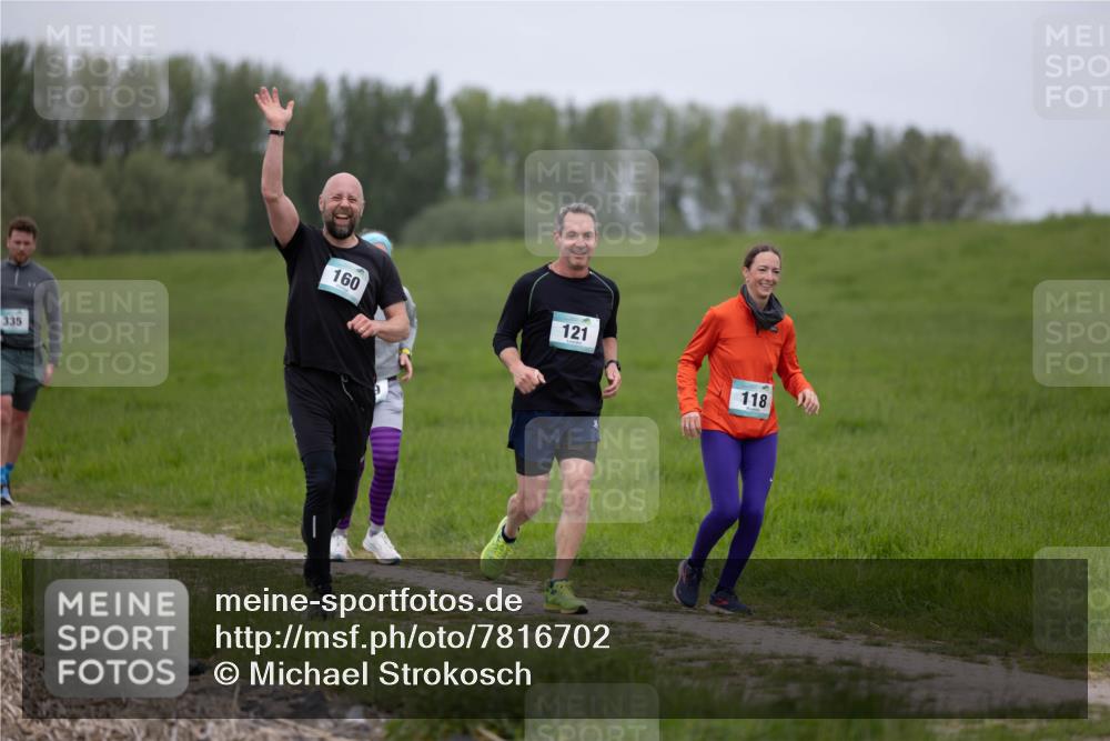 04.05.2025 - 8. Wedeler Halbmarathon Michael Strokosch http://msf.ph/oto/7816702 04.05.2025 11:31:58 Laufen 335, 160, 121, 118 meine-sportfotos.de