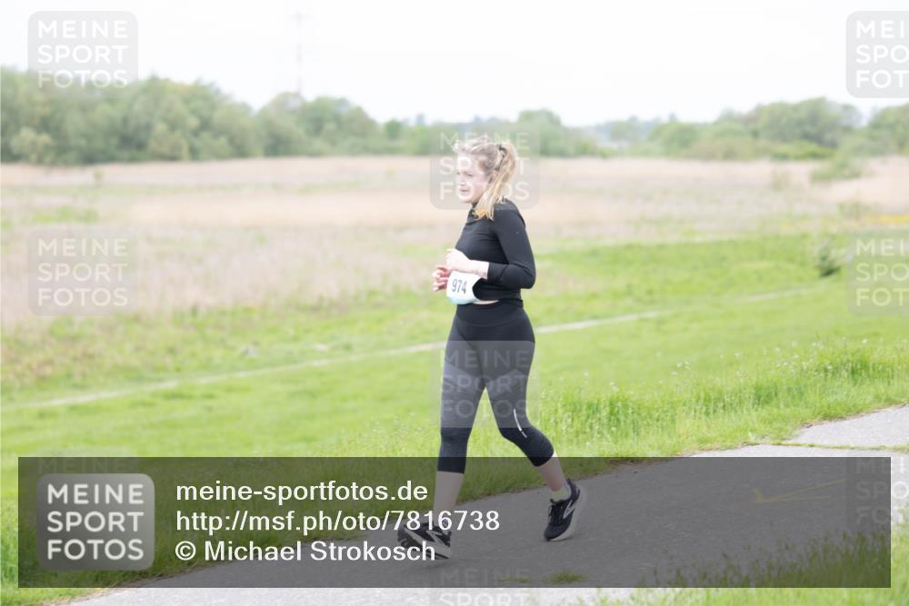 04.05.2025 - 8. Wedeler Halbmarathon Michael Strokosch http://msf.ph/oto/7816738 04.05.2025 11:38:31 Laufen 974 meine-sportfotos.de