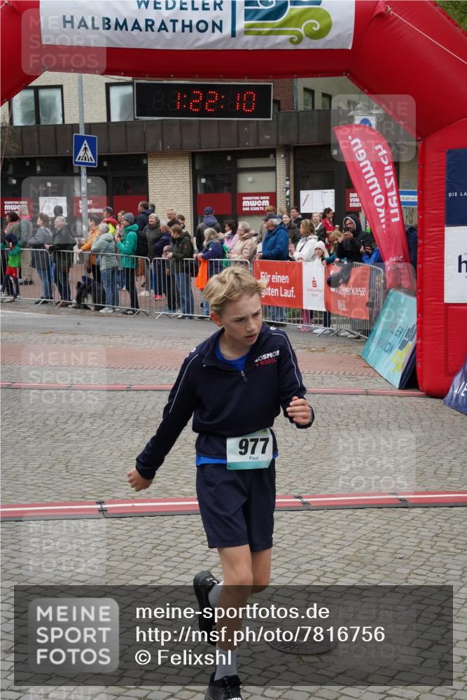 04.05.2025 - 8. Wedeler Halbmarathon Felixshl http://msf.ph/oto/7816756 04.05.2025 11:22:08 Ziel 35, 869, 977 meine-sportfotos.de