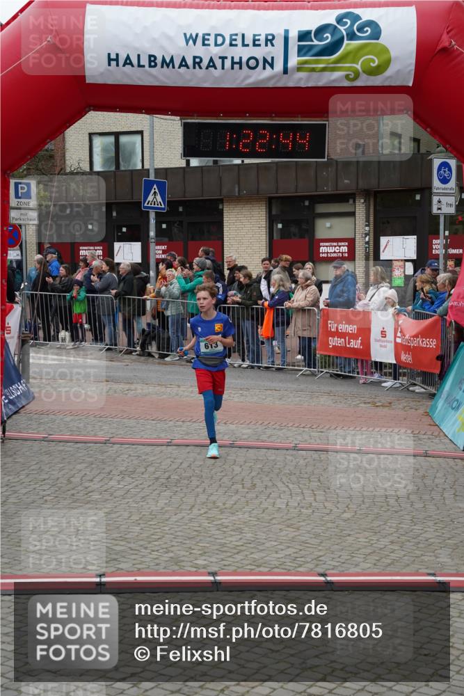 04.05.2025 - 8. Wedeler Halbmarathon Felixshl http://msf.ph/oto/7816805 04.05.2025 11:22:42 Ziel 378, 613 meine-sportfotos.de