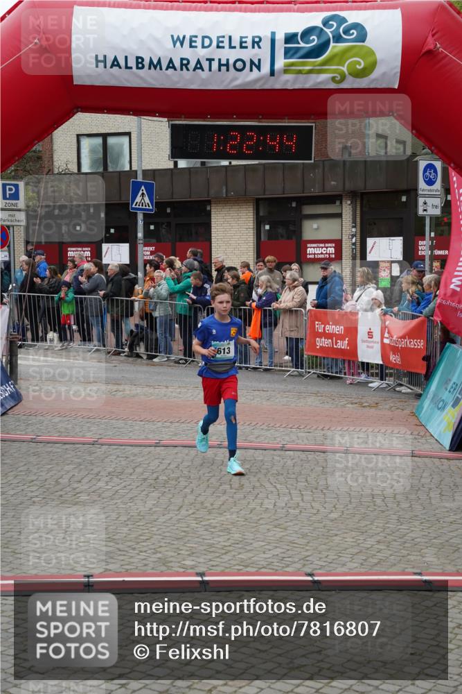 04.05.2025 - 8. Wedeler Halbmarathon Felixshl http://msf.ph/oto/7816807 04.05.2025 11:22:42 Ziel 378, 613 meine-sportfotos.de
