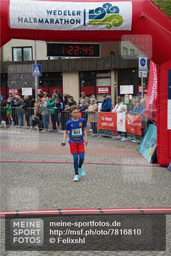 04.05.2025 - 8. Wedeler Halbmarathon Felixshl http://msf.ph/oto/7816810 04.05.2025 11:22:43 Ziel 378, 612, 613 meine-sportfotos.de