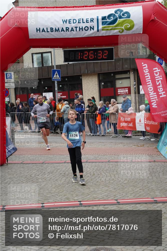04.05.2025 - 8. Wedeler Halbmarathon Felixshl http://msf.ph/oto/7817076 04.05.2025 11:26:30 Ziel 1173, 1174 meine-sportfotos.de