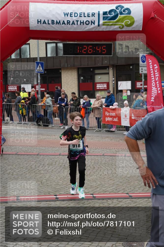04.05.2025 - 8. Wedeler Halbmarathon Felixshl http://msf.ph/oto/7817101 04.05.2025 11:26:43 Ziel 643, 918, 919 meine-sportfotos.de