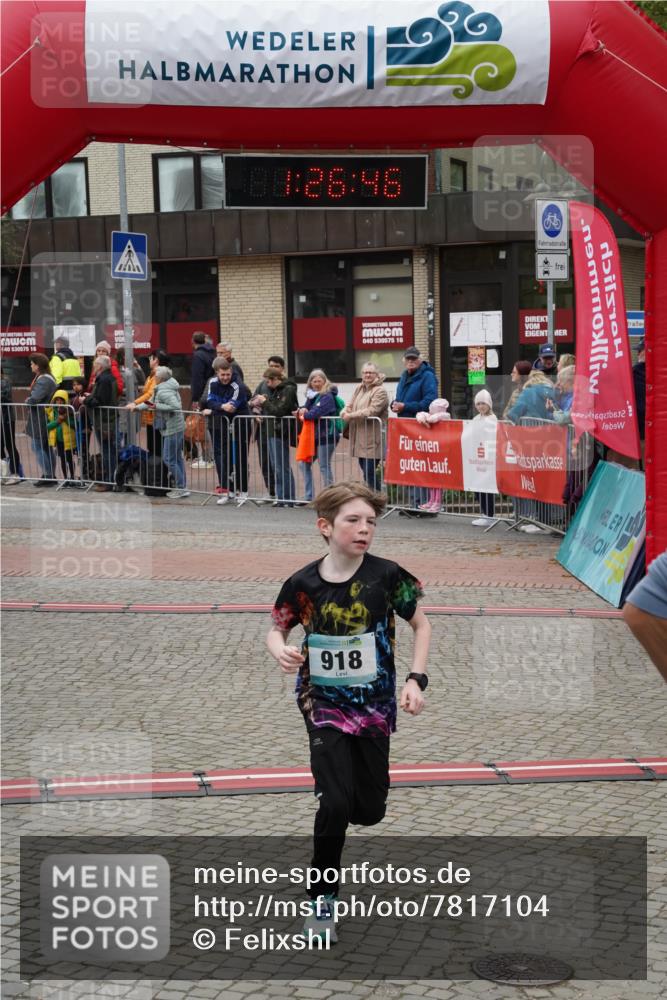 04.05.2025 - 8. Wedeler Halbmarathon Felixshl http://msf.ph/oto/7817104 04.05.2025 11:26:44 Ziel 643, 918, 919 meine-sportfotos.de