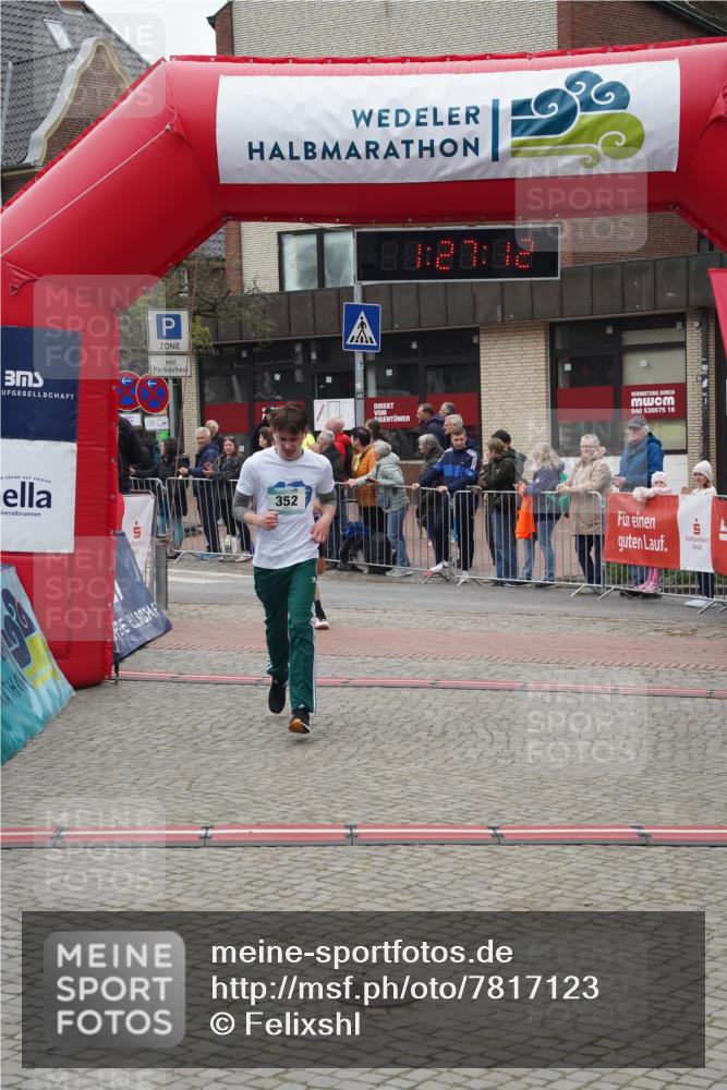 04.05.2025 - 8. Wedeler Halbmarathon Felixshl http://msf.ph/oto/7817123 04.05.2025 11:27:10 Ziel 303, 352 meine-sportfotos.de