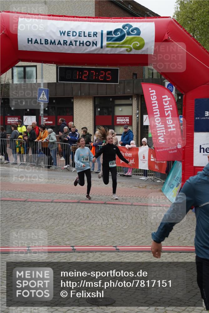 04.05.2025 - 8. Wedeler Halbmarathon Felixshl http://msf.ph/oto/7817151 04.05.2025 11:27:23 Ziel 1038, 1198, 1201 meine-sportfotos.de