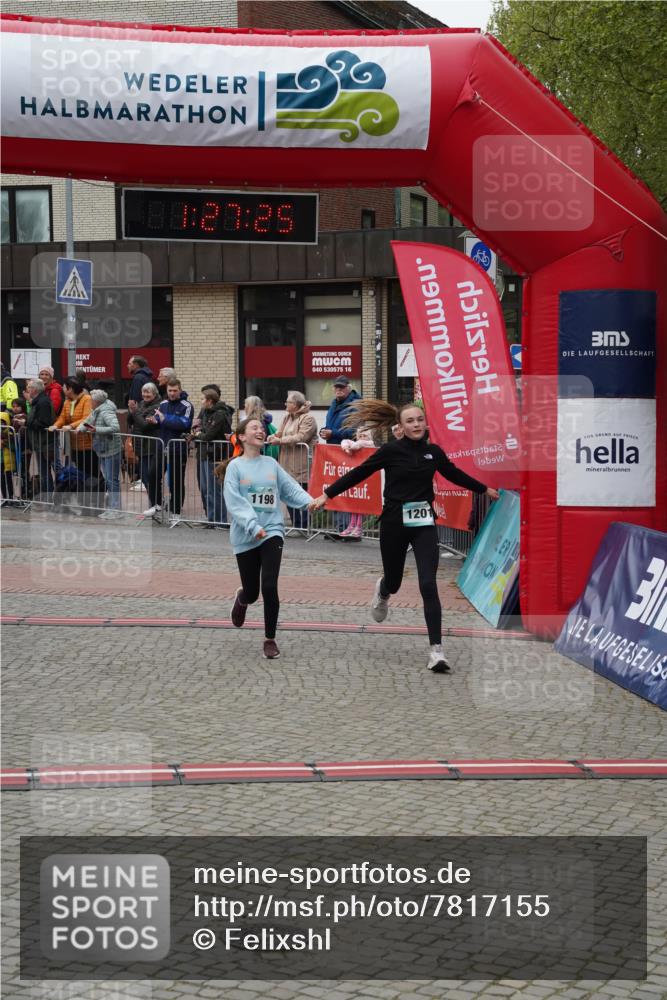 04.05.2025 - 8. Wedeler Halbmarathon Felixshl http://msf.ph/oto/7817155 04.05.2025 11:27:23 Ziel 1038, 1198, 1201 meine-sportfotos.de