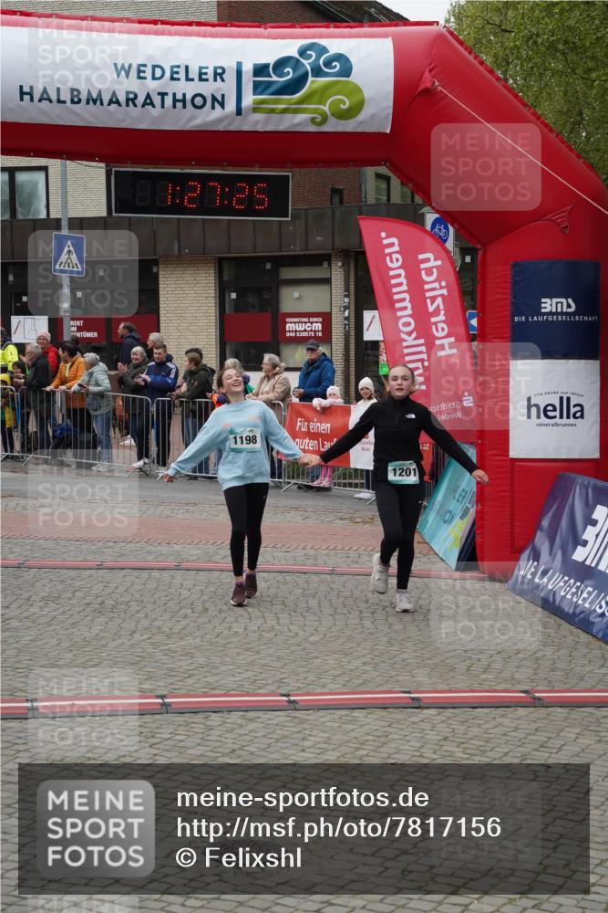 04.05.2025 - 8. Wedeler Halbmarathon Felixshl http://msf.ph/oto/7817156 04.05.2025 11:27:23 Ziel 1038, 1198, 1201 meine-sportfotos.de