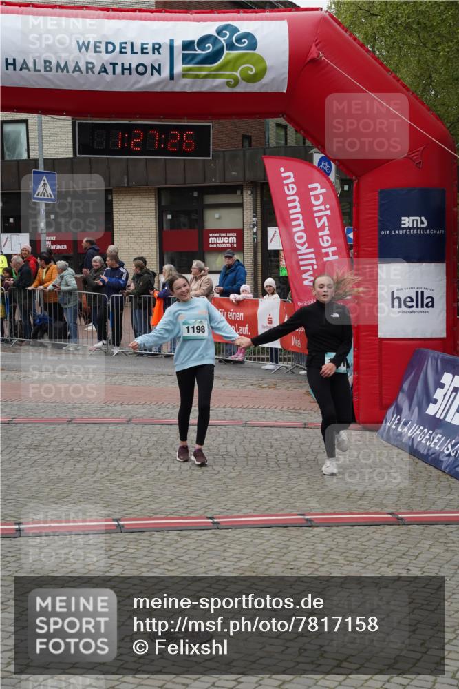 04.05.2025 - 8. Wedeler Halbmarathon Felixshl http://msf.ph/oto/7817158 04.05.2025 11:27:24 Ziel 1038, 1198, 1201 meine-sportfotos.de