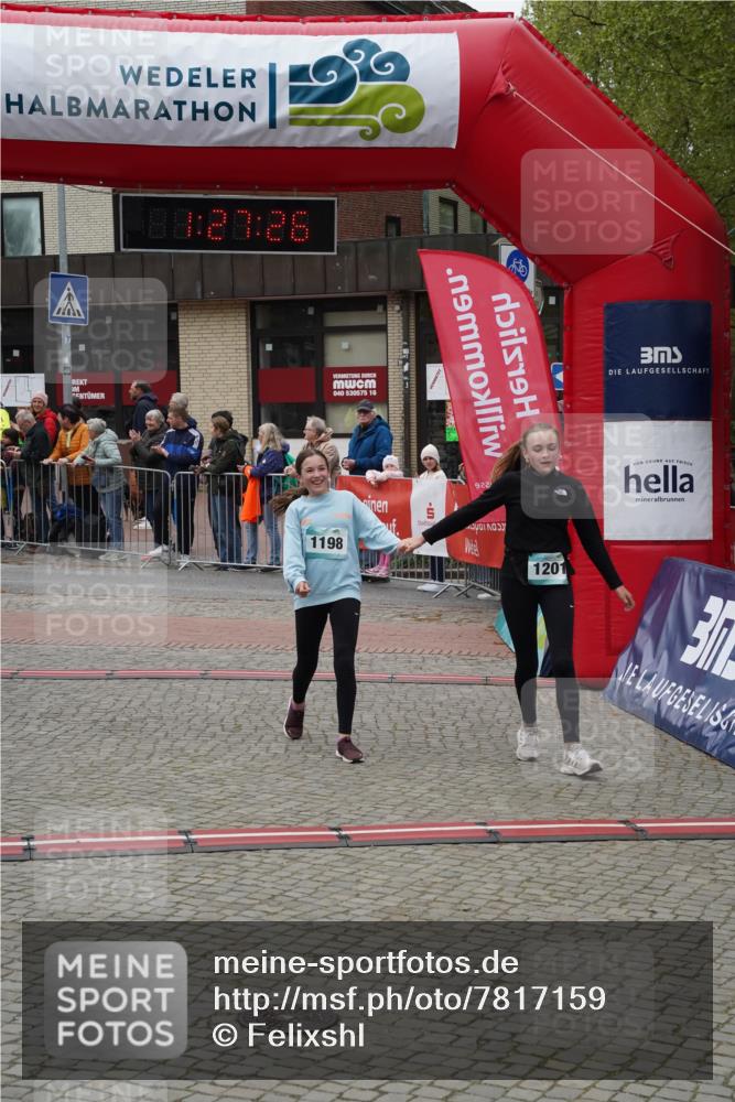 04.05.2025 - 8. Wedeler Halbmarathon Felixshl http://msf.ph/oto/7817159 04.05.2025 11:27:24 Ziel 1038, 1198, 1201 meine-sportfotos.de