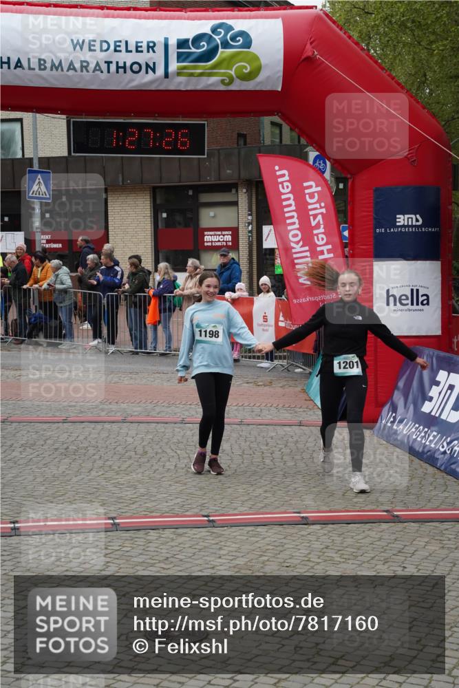 04.05.2025 - 8. Wedeler Halbmarathon Felixshl http://msf.ph/oto/7817160 04.05.2025 11:27:24 Ziel 1038, 1198, 1201 meine-sportfotos.de