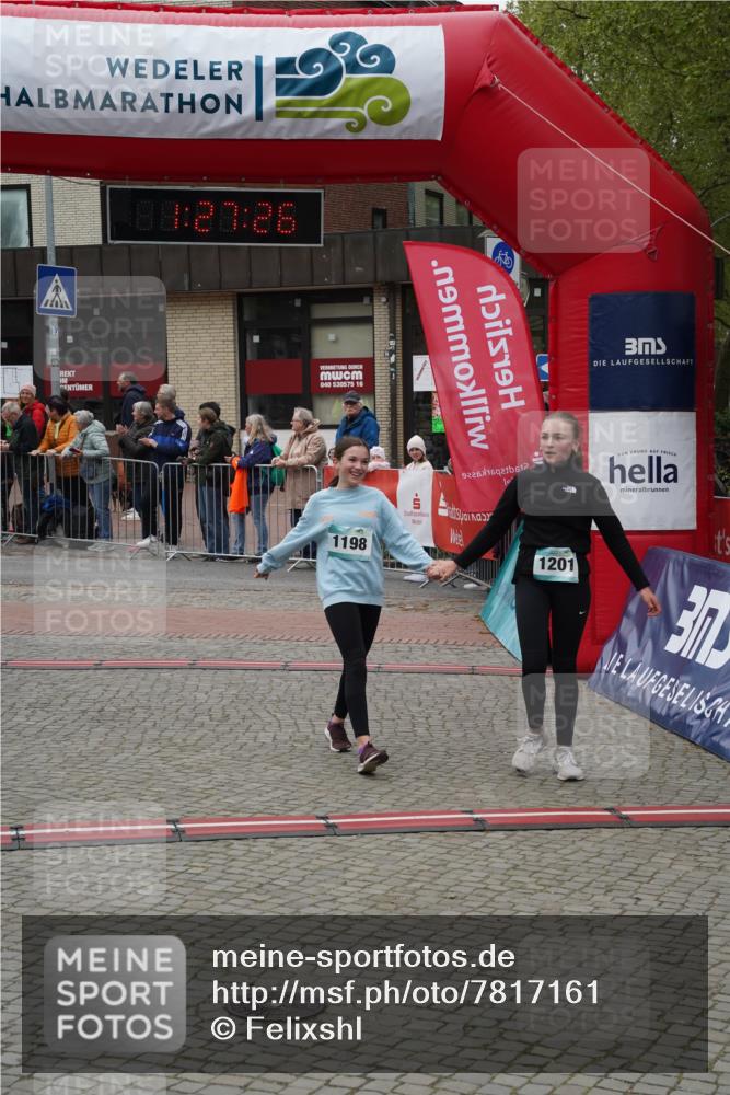 04.05.2025 - 8. Wedeler Halbmarathon Felixshl http://msf.ph/oto/7817161 04.05.2025 11:27:24 Ziel 1038, 1198, 1201 meine-sportfotos.de
