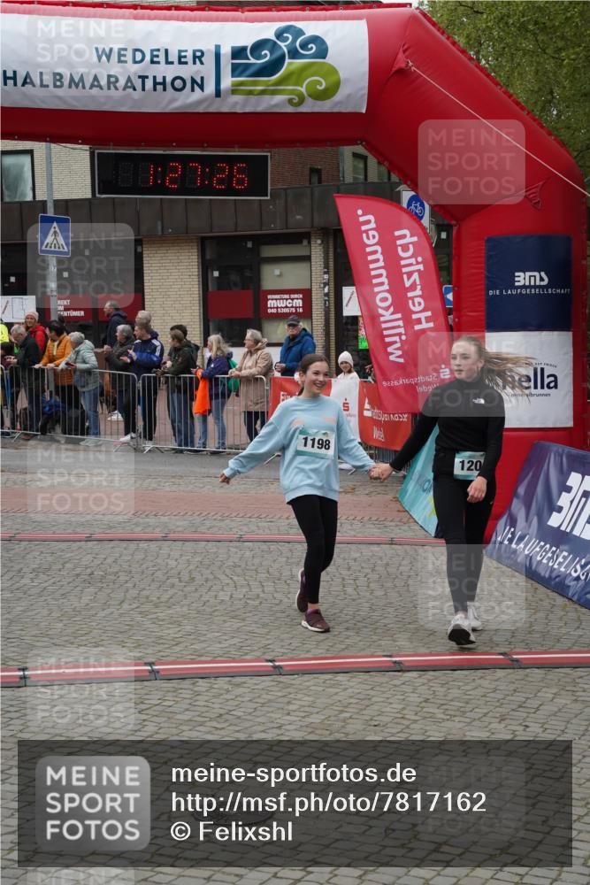04.05.2025 - 8. Wedeler Halbmarathon Felixshl http://msf.ph/oto/7817162 04.05.2025 11:27:24 Ziel 1038, 1198, 1201 meine-sportfotos.de