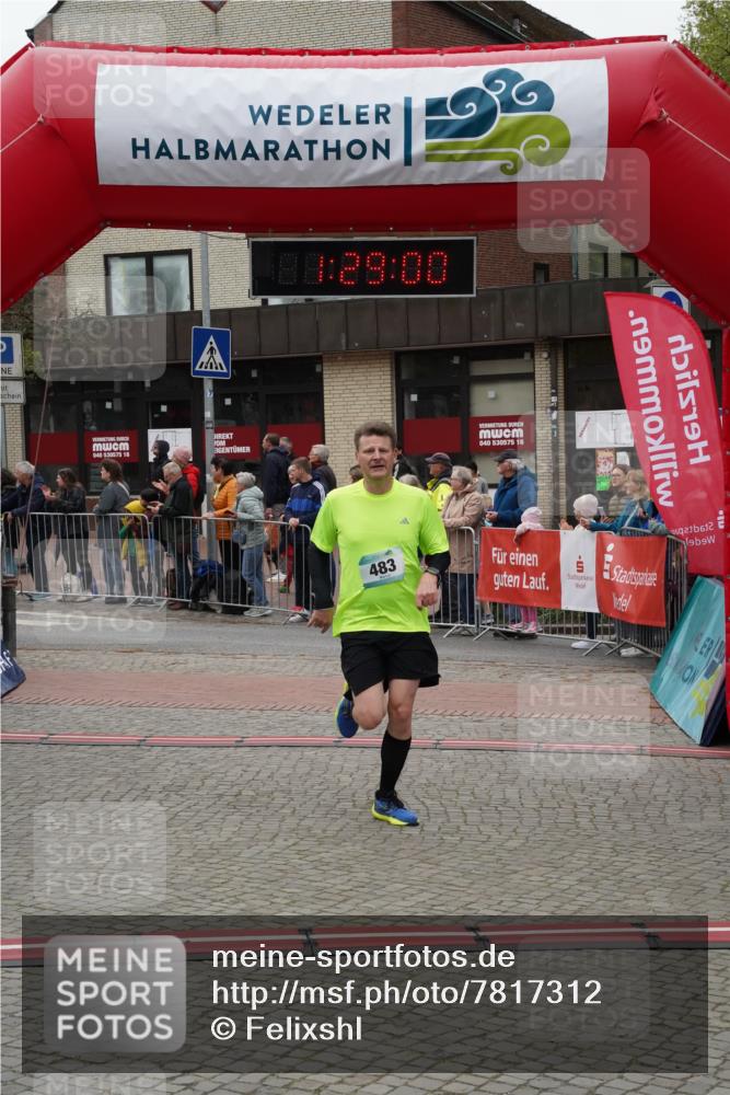 04.05.2025 - 8. Wedeler Halbmarathon Felixshl http://msf.ph/oto/7817312 04.05.2025 11:28:58 Ziel 483, 484 meine-sportfotos.de