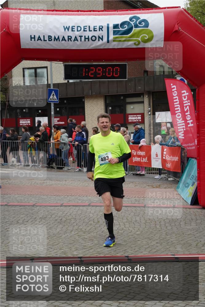 04.05.2025 - 8. Wedeler Halbmarathon Felixshl http://msf.ph/oto/7817314 04.05.2025 11:28:58 Ziel 483, 484 meine-sportfotos.de