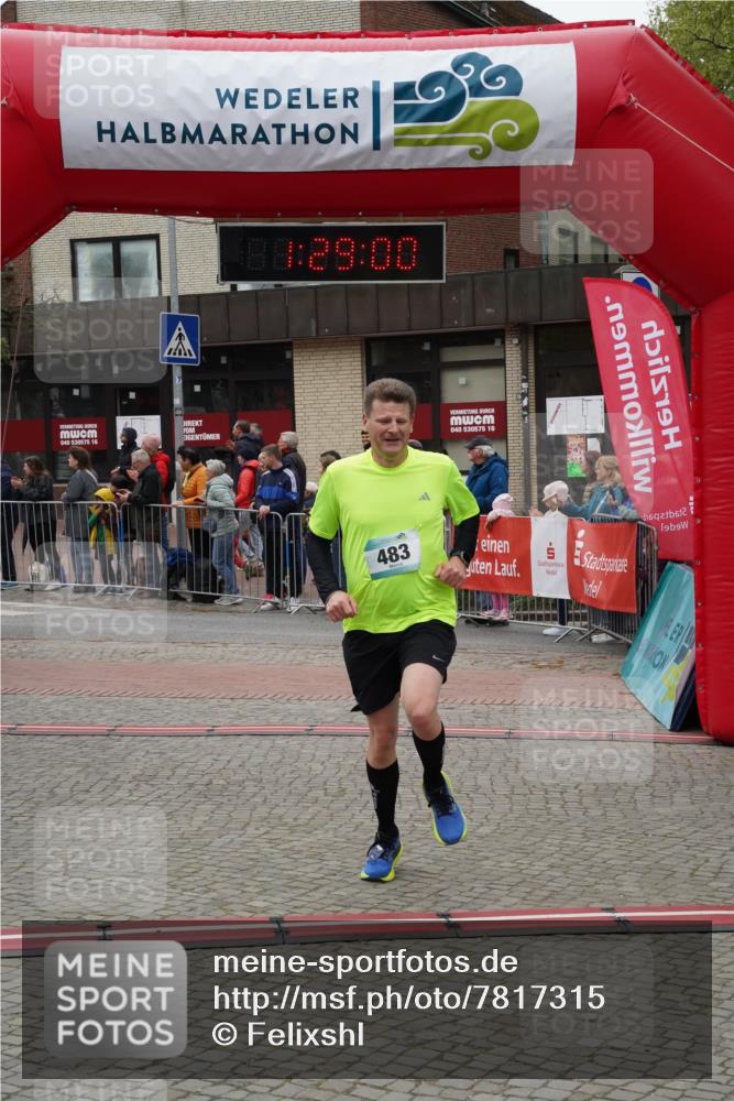 04.05.2025 - 8. Wedeler Halbmarathon Felixshl http://msf.ph/oto/7817315 04.05.2025 11:28:58 Ziel 483, 484 meine-sportfotos.de