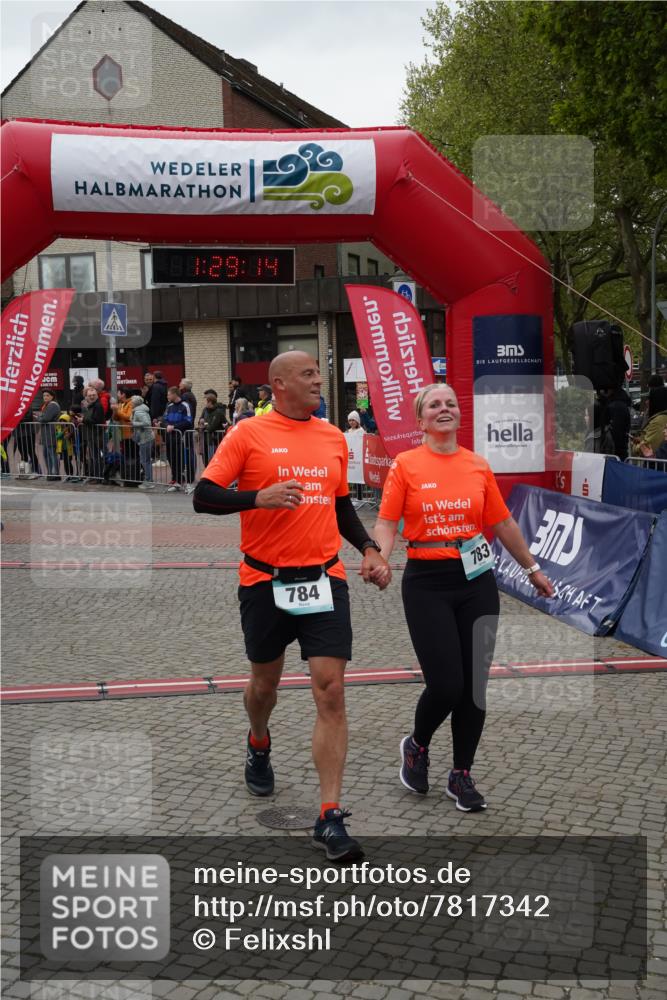 04.05.2025 - 8. Wedeler Halbmarathon Felixshl http://msf.ph/oto/7817342 04.05.2025 11:29:12 Ziel 783, 784, 1203 meine-sportfotos.de