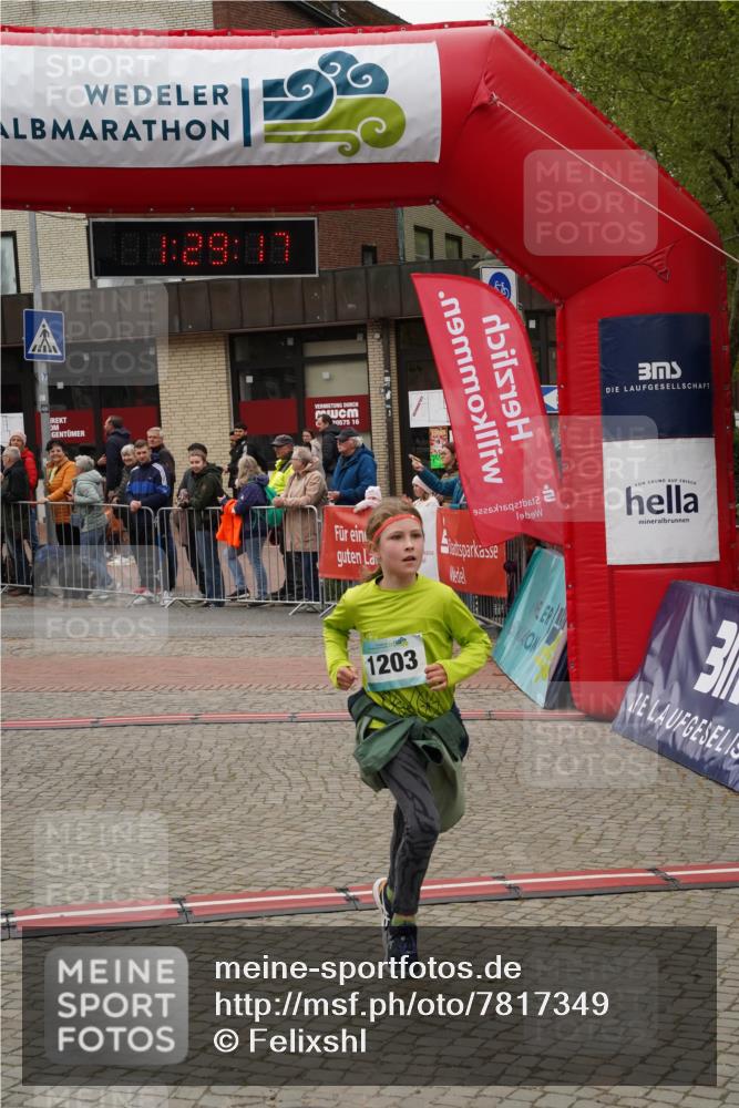04.05.2025 - 8. Wedeler Halbmarathon Felixshl http://msf.ph/oto/7817349 04.05.2025 11:29:15 Ziel 783, 784, 1099, 1203 meine-sportfotos.de