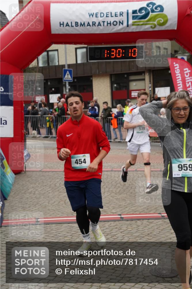 04.05.2025 - 8. Wedeler Halbmarathon Felixshl http://msf.ph/oto/7817454 04.05.2025 11:30:08 Ziel 454, 567, 575, 959, 1006 meine-sportfotos.de