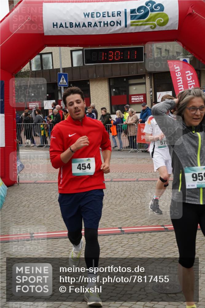 04.05.2025 - 8. Wedeler Halbmarathon Felixshl http://msf.ph/oto/7817455 04.05.2025 11:30:09 Ziel 454, 567, 575, 959, 1006 meine-sportfotos.de