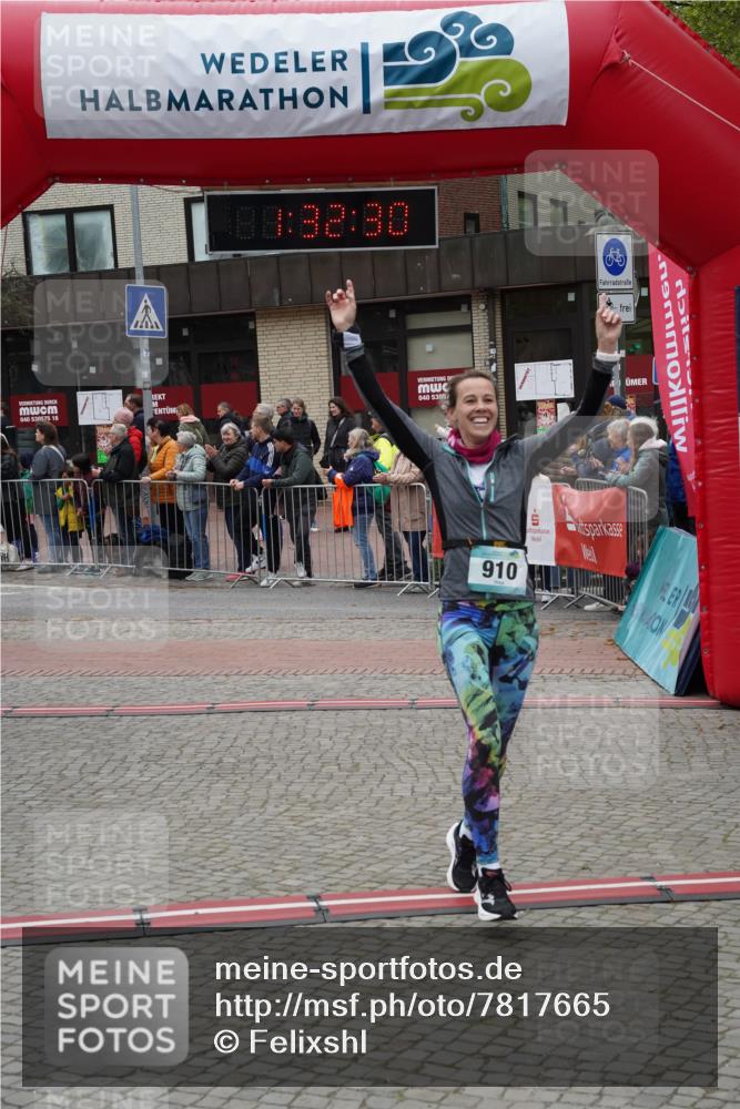 04.05.2025 - 8. Wedeler Halbmarathon Felixshl http://msf.ph/oto/7817665 04.05.2025 11:32:28 Ziel 236, 910, 1027 meine-sportfotos.de