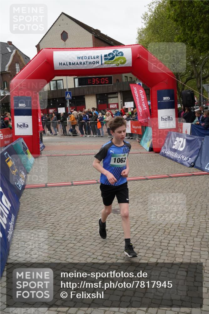 04.05.2025 - 8. Wedeler Halbmarathon Felixshl http://msf.ph/oto/7817945 04.05.2025 11:35:03 Ziel 755, 822, 823 meine-sportfotos.de