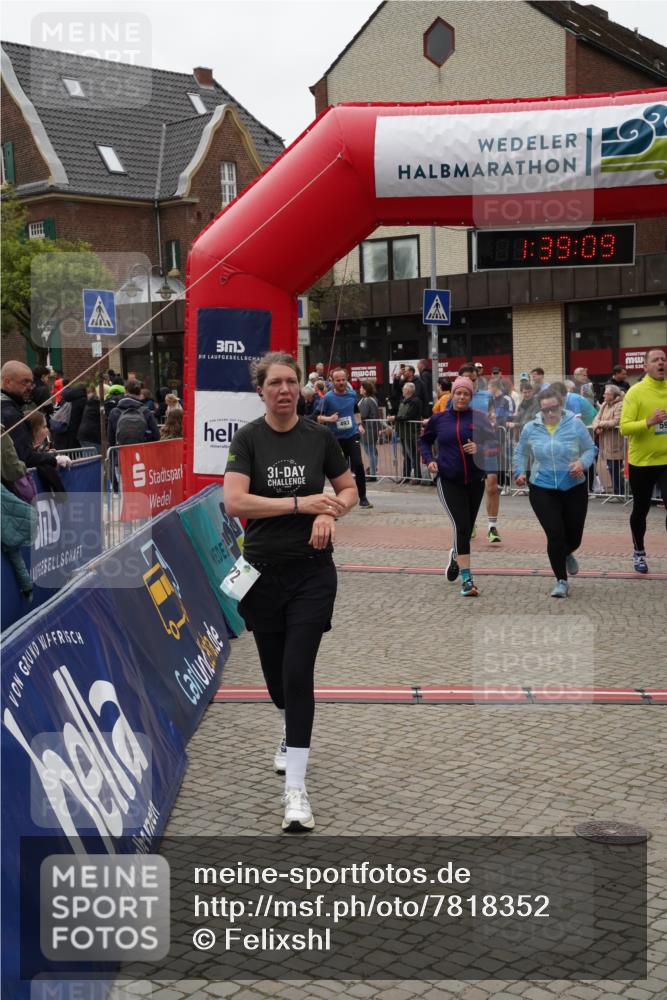 04.05.2025 - 8. Wedeler Halbmarathon Felixshl http://msf.ph/oto/7818352 04.05.2025 11:39:07 Ziel 72, 73, 170, 493, 496, 592, 620, 835, 1047, 1049 meine-sportfotos.de
