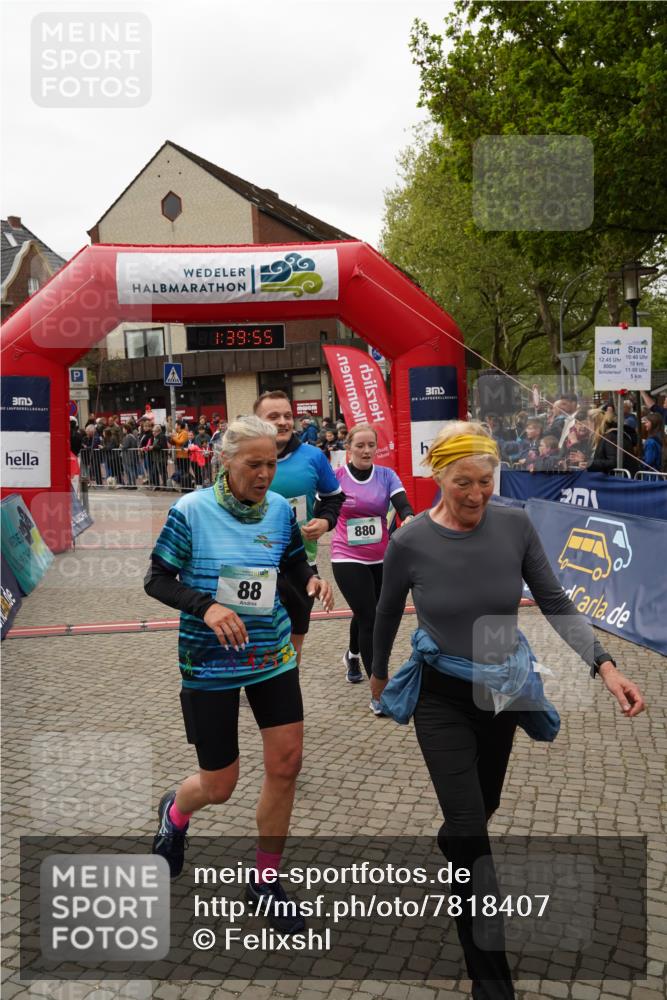 04.05.2025 - 8. Wedeler Halbmarathon Felixshl http://msf.ph/oto/7818407 04.05.2025 11:39:53 Ziel 88, 98, 152, 803, 880, 881 meine-sportfotos.de