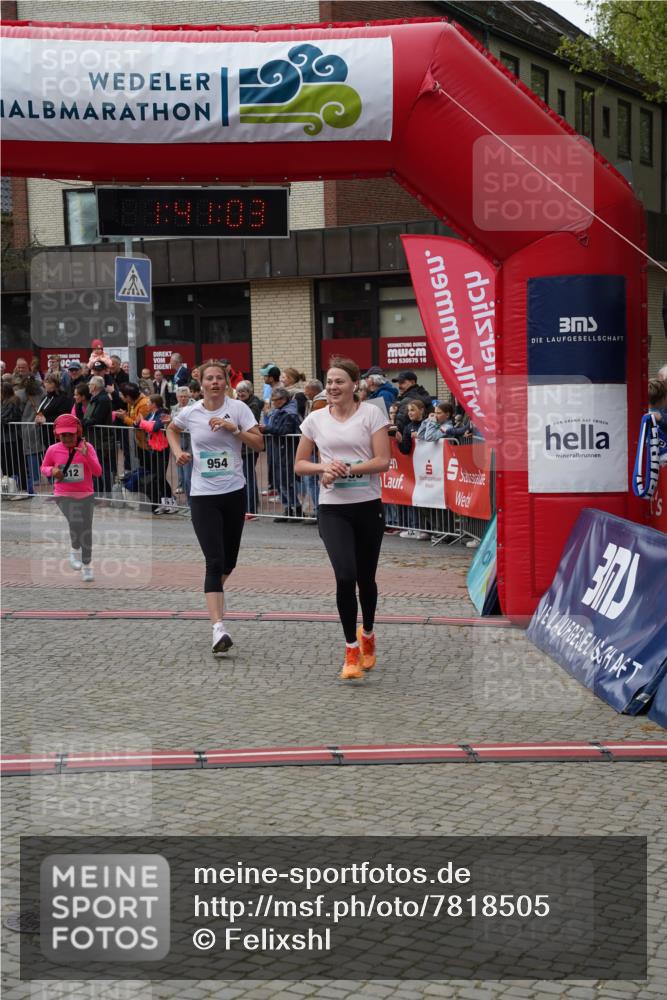04.05.2025 - 8. Wedeler Halbmarathon Felixshl http://msf.ph/oto/7818505 04.05.2025 11:41:01 Ziel 472, 512, 953, 954, 1138 meine-sportfotos.de