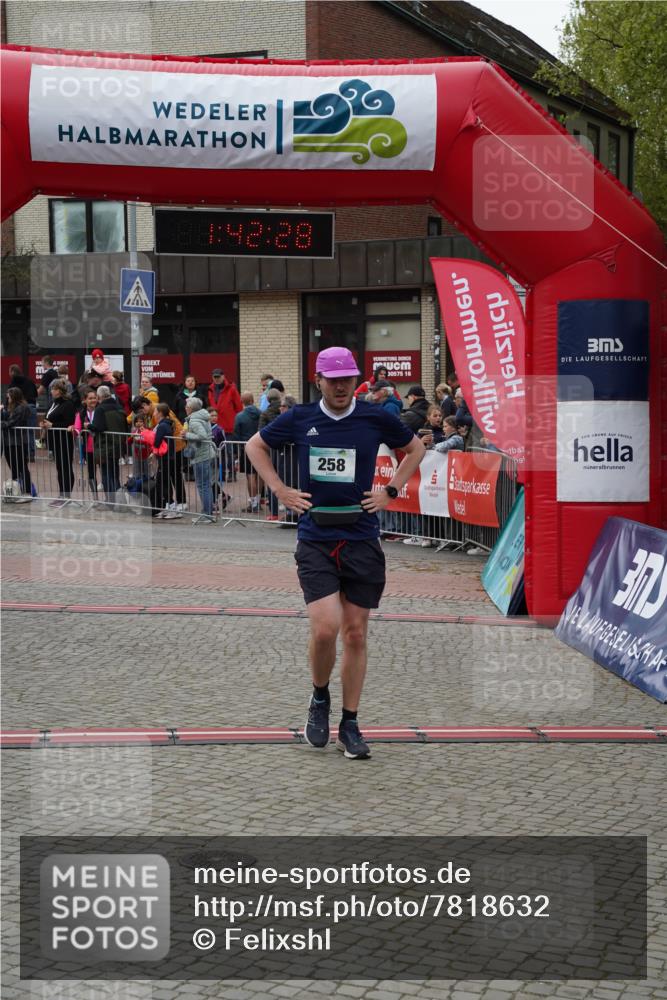 04.05.2025 - 8. Wedeler Halbmarathon Felixshl http://msf.ph/oto/7818632 04.05.2025 11:42:26 Ziel 156, 157, 258, 1150 meine-sportfotos.de