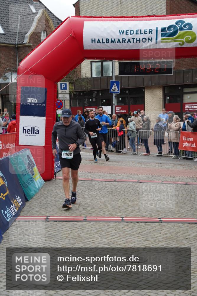 04.05.2025 - 8. Wedeler Halbmarathon Felixshl http://msf.ph/oto/7818691 04.05.2025 11:43:19 Ziel 1066, 1067, 1102 meine-sportfotos.de