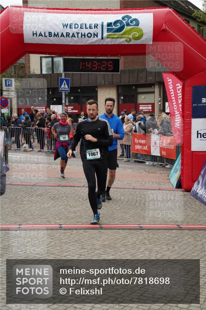 04.05.2025 - 8. Wedeler Halbmarathon Felixshl http://msf.ph/oto/7818698 04.05.2025 11:43:23 Ziel 14, 1066, 1067, 1102 meine-sportfotos.de
