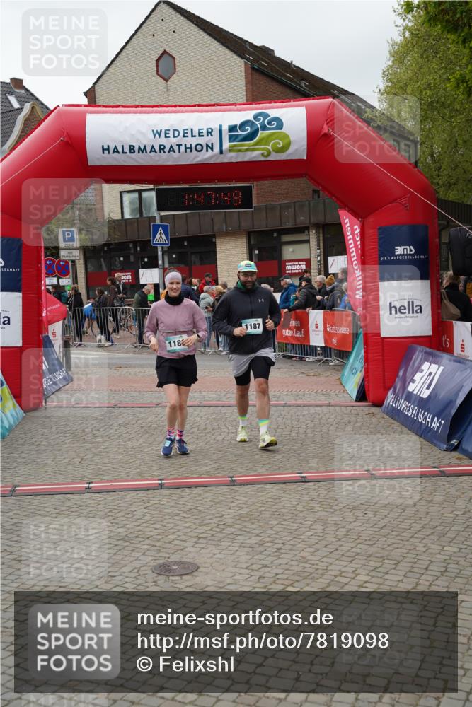 04.05.2025 - 8. Wedeler Halbmarathon Felixshl http://msf.ph/oto/7819098 04.05.2025 11:47:47 Ziel 1186, 1187 meine-sportfotos.de