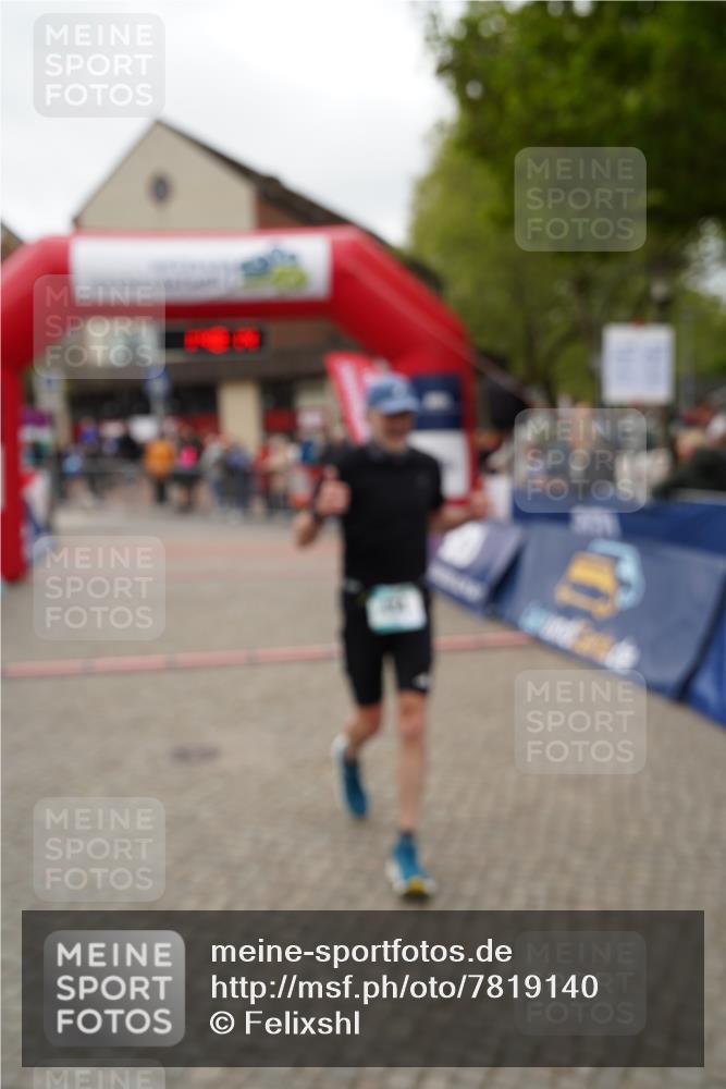 04.05.2025 - 8. Wedeler Halbmarathon Felixshl http://msf.ph/oto/7819140 04.05.2025 11:48:12 Ziel 434, 1083 meine-sportfotos.de