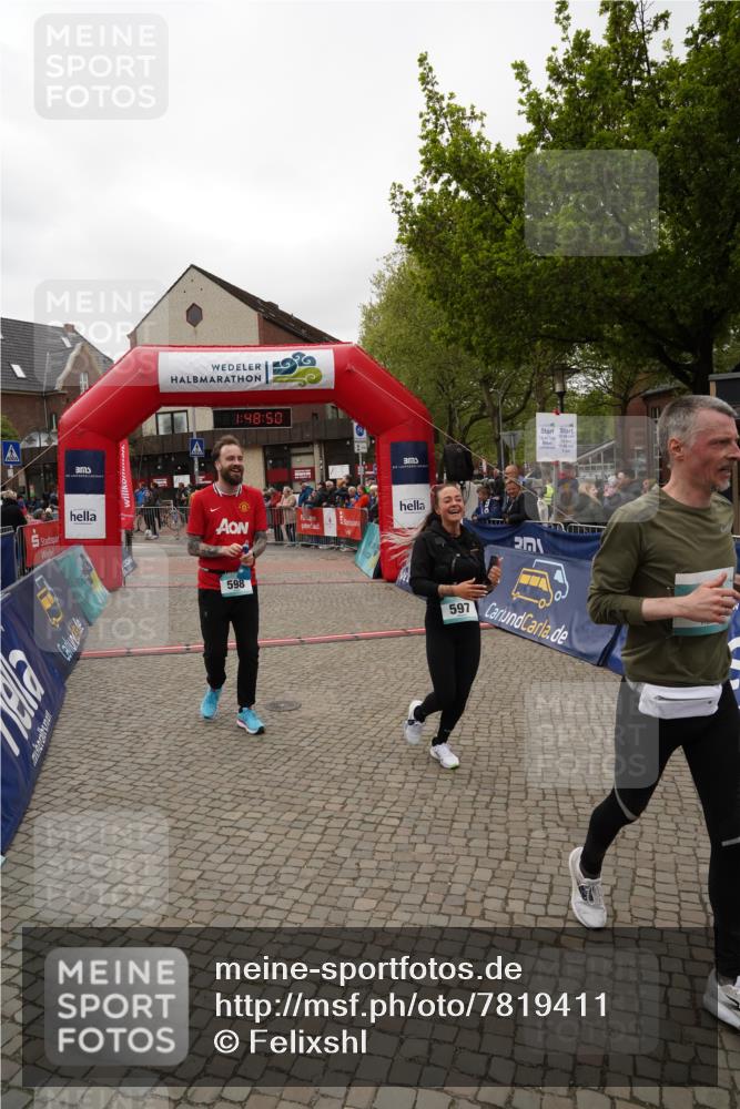 04.05.2025 - 8. Wedeler Halbmarathon Felixshl http://msf.ph/oto/7819411 04.05.2025 11:48:48 Ziel 597, 598, 599, 710 meine-sportfotos.de