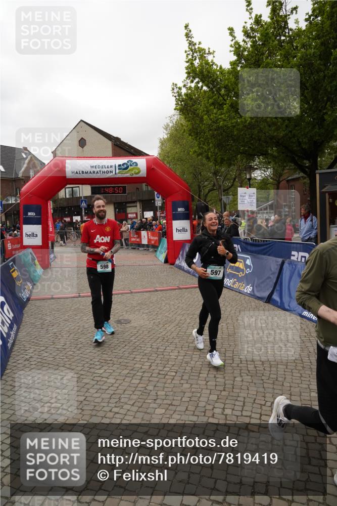04.05.2025 - 8. Wedeler Halbmarathon Felixshl http://msf.ph/oto/7819419 04.05.2025 11:48:48 Ziel 597, 598, 599, 710 meine-sportfotos.de