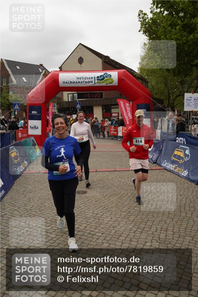 04.05.2025 - 8. Wedeler Halbmarathon Felixshl http://msf.ph/oto/7819859 04.05.2025 11:51:18 Ziel 295, 297, 414, 586 meine-sportfotos.de