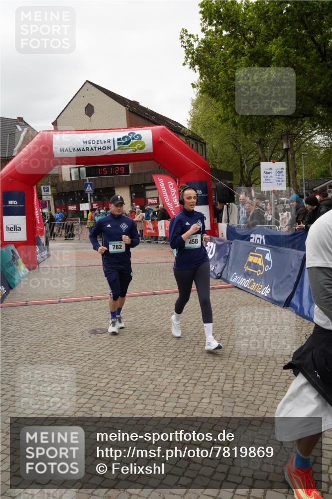 04.05.2025 - 8. Wedeler Halbmarathon Felixshl http://msf.ph/oto/7819869 04.05.2025 11:51:27 Ziel 458, 802 meine-sportfotos.de