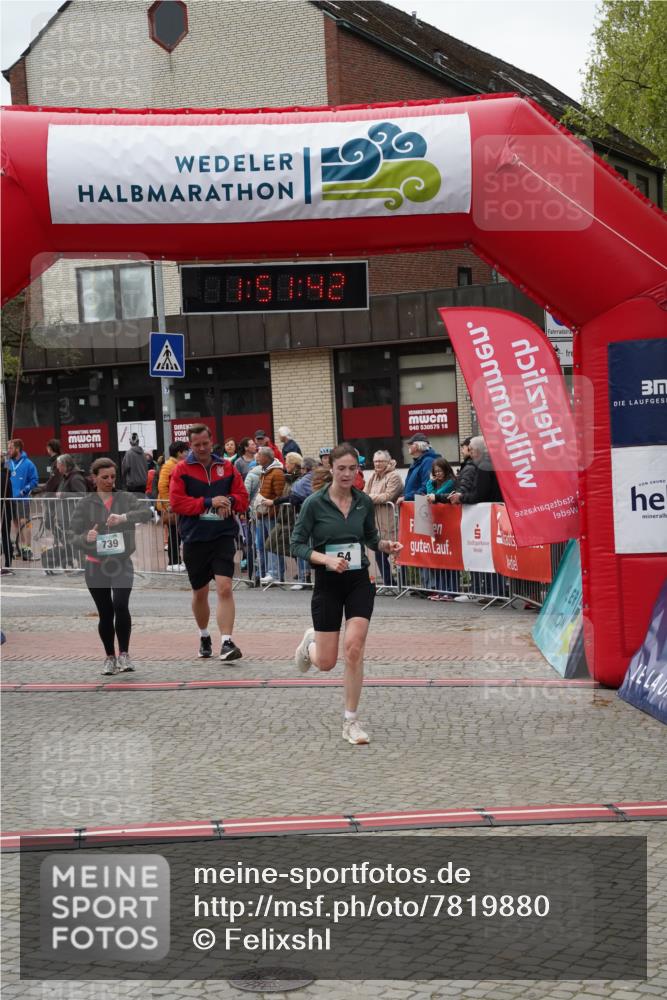 04.05.2025 - 8. Wedeler Halbmarathon Felixshl http://msf.ph/oto/7819880 04.05.2025 11:51:40 Ziel 64, 739, 740 meine-sportfotos.de