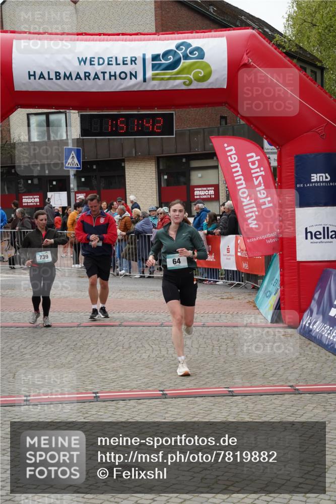 04.05.2025 - 8. Wedeler Halbmarathon Felixshl http://msf.ph/oto/7819882 04.05.2025 11:51:40 Ziel 64, 739, 740 meine-sportfotos.de